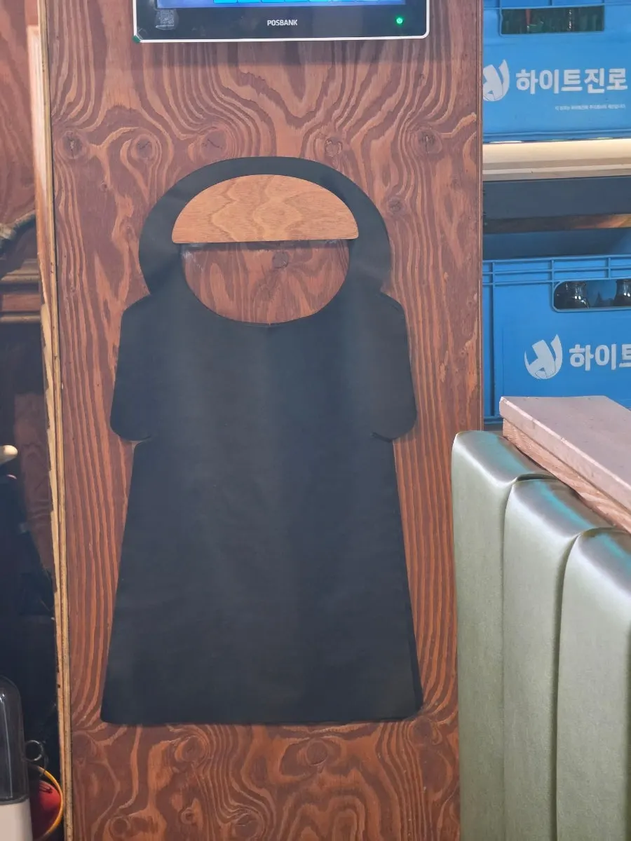 아기 의자와 일회용 앞치마 비치 공간