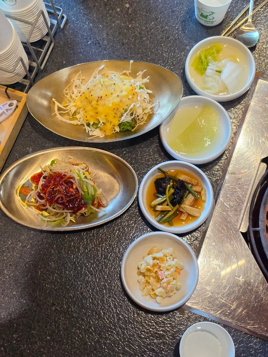 선홍빛 마블링의 새우아래등심과 소갈비 한상차림