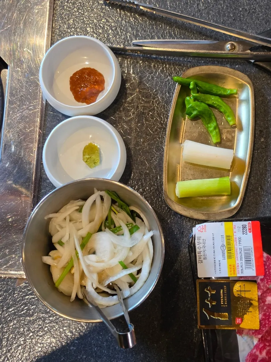접시에 담긴 한우 생고기