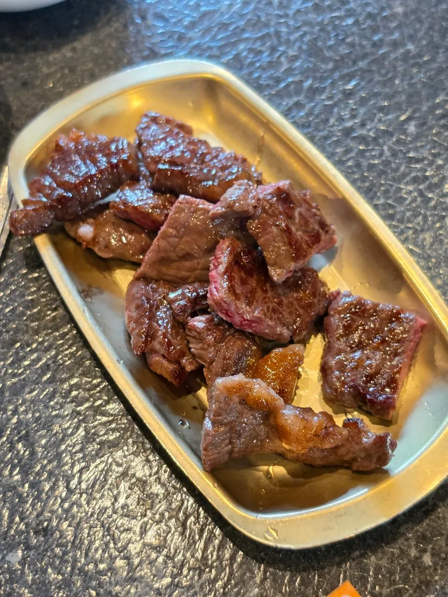 숯불 불판과 반찬이 놓인 테이블