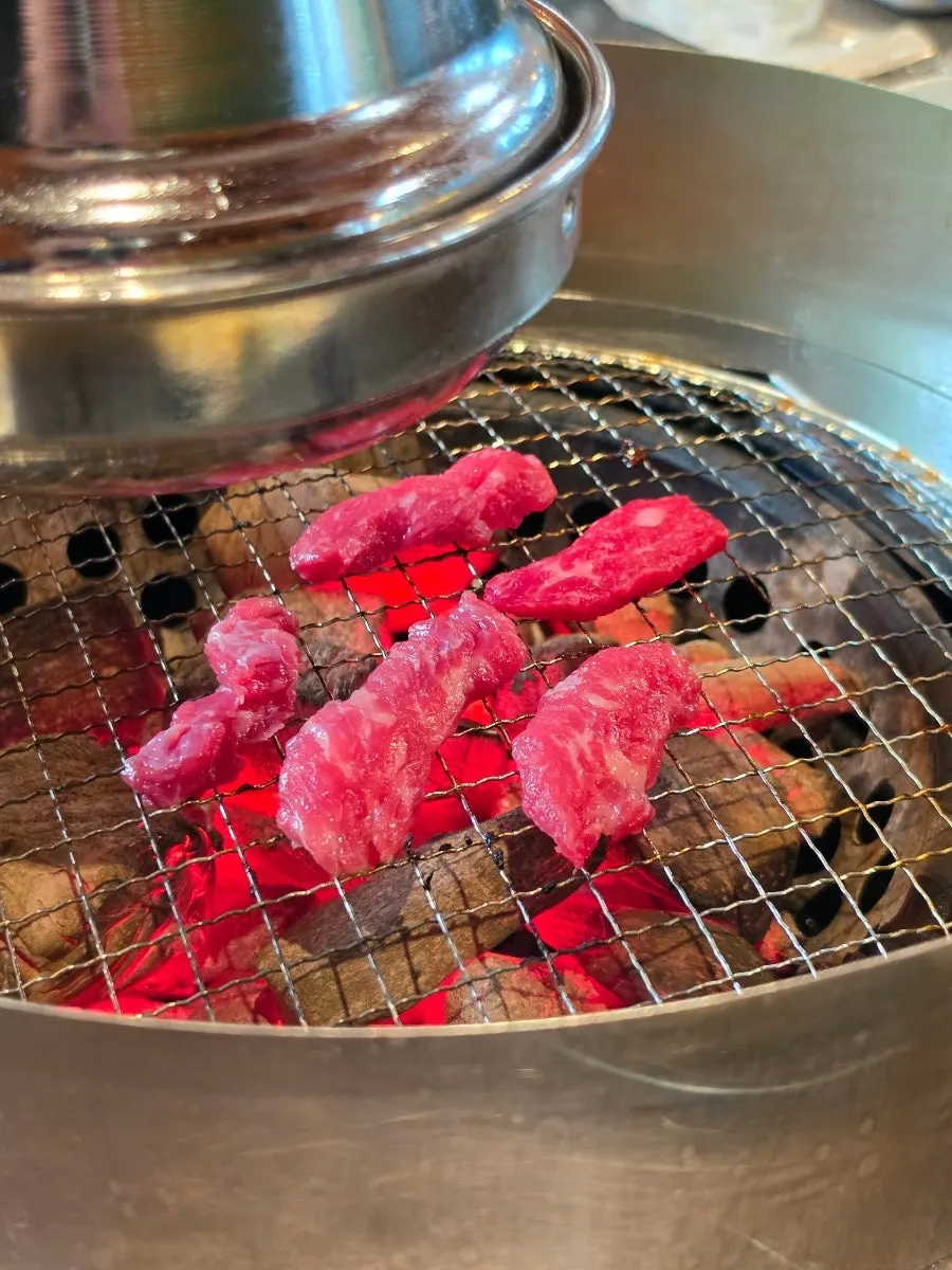 숯불에 구워 잘라 놓은 두툼한 등심