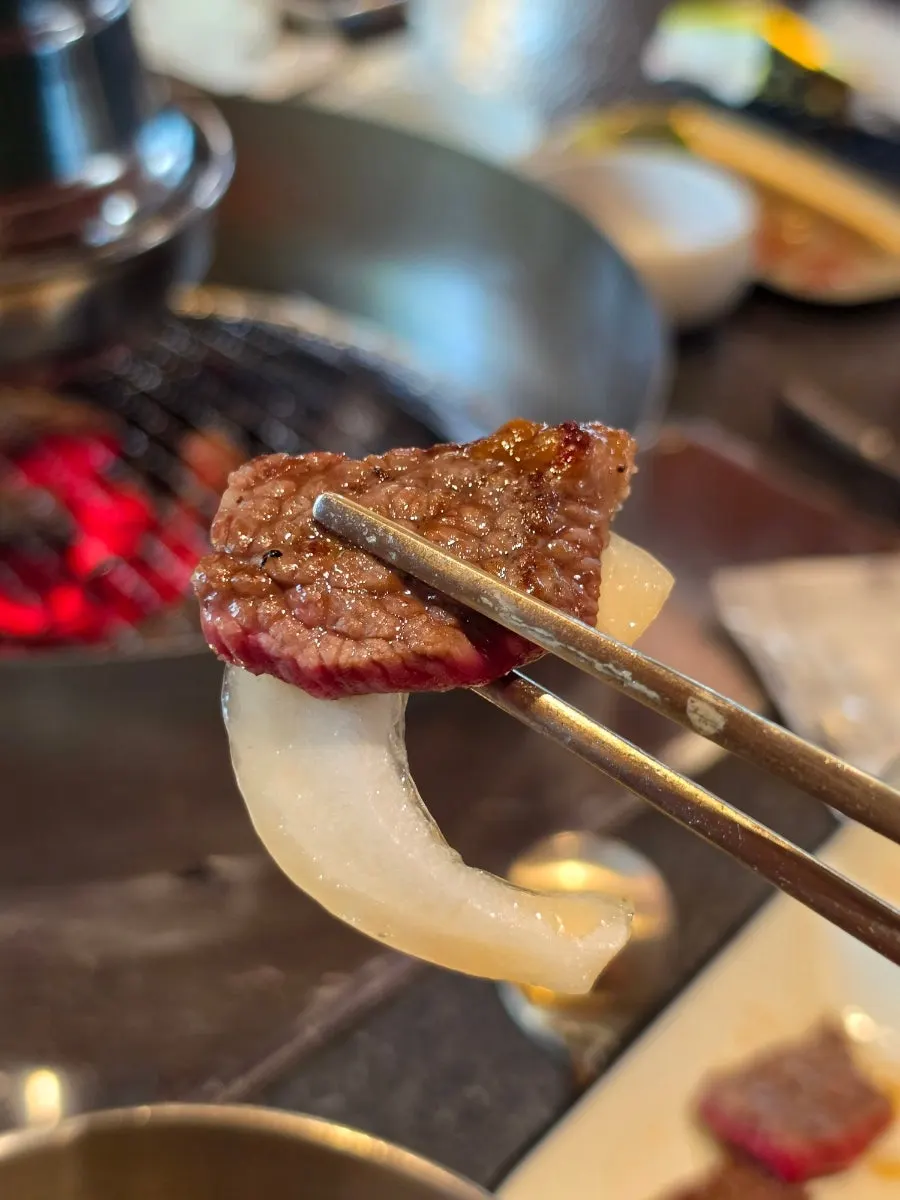 노릇하게 익은 소갈비와 양파절임