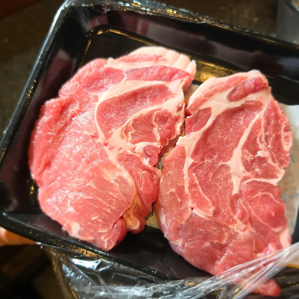 두툼한 생목살 한 접시