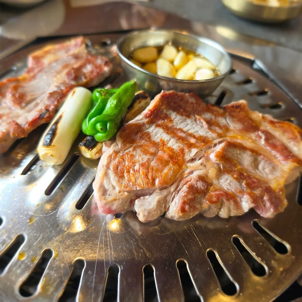 숯불 불판에 올린 목살
