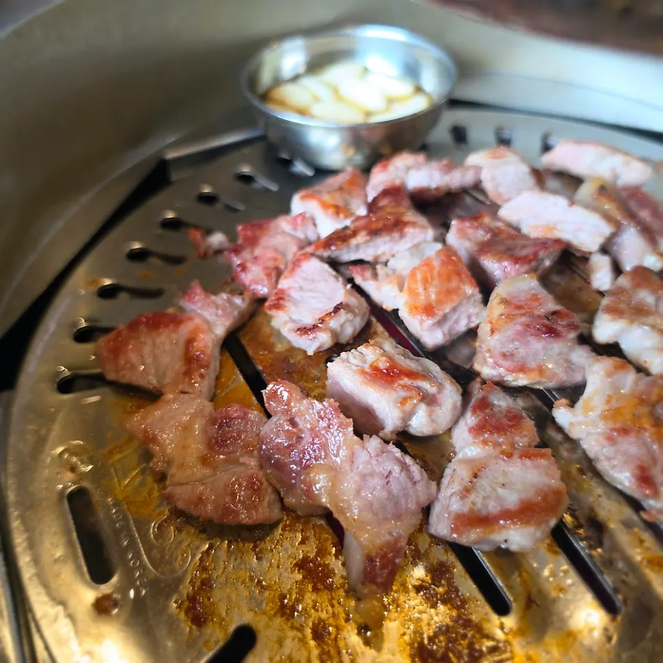 노릇하게 구워진 목살 단면