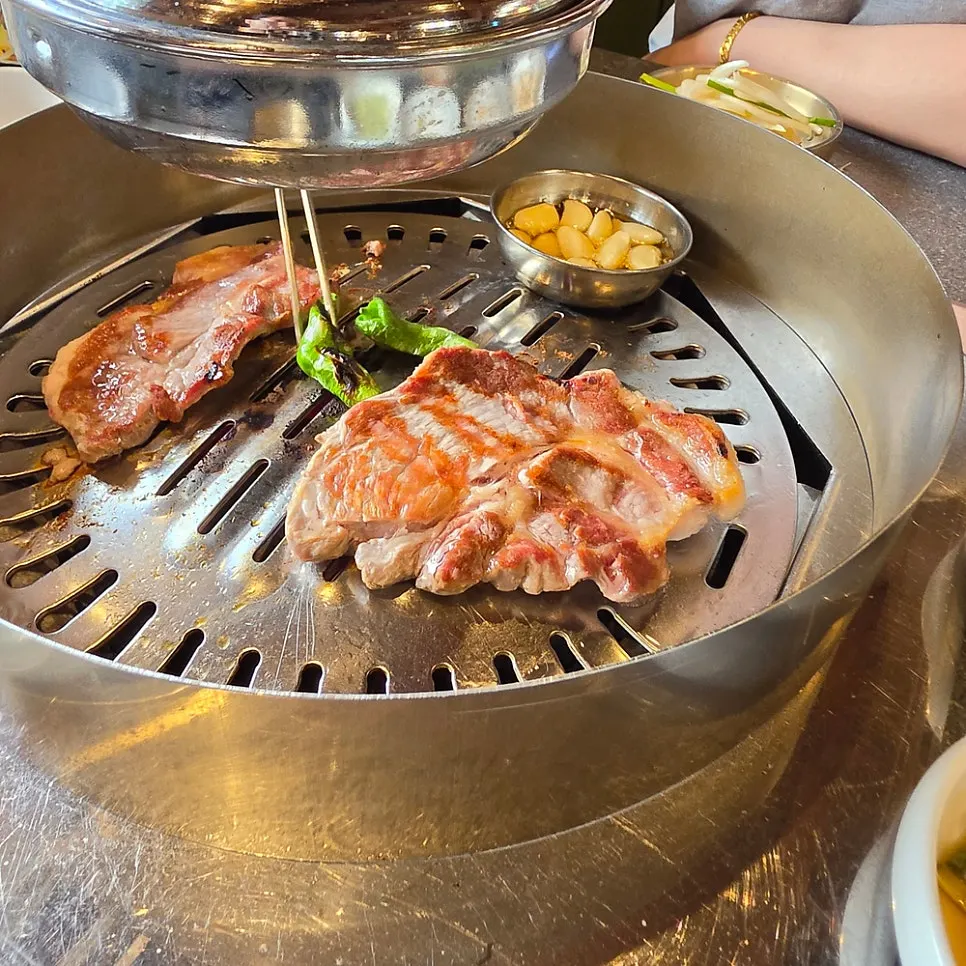 참숯 화로와 구워지는 고기