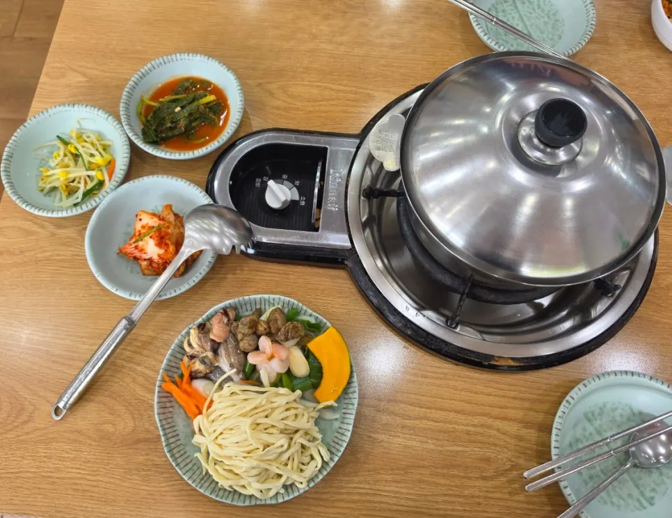 Hot seafood kalguksu