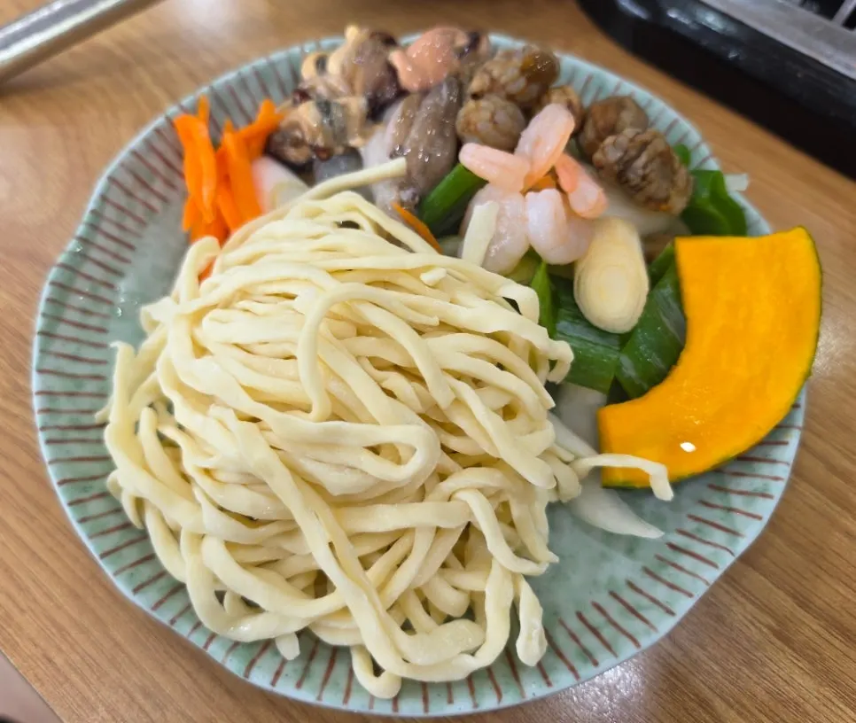 Complete meal of kalguksu and dumplings