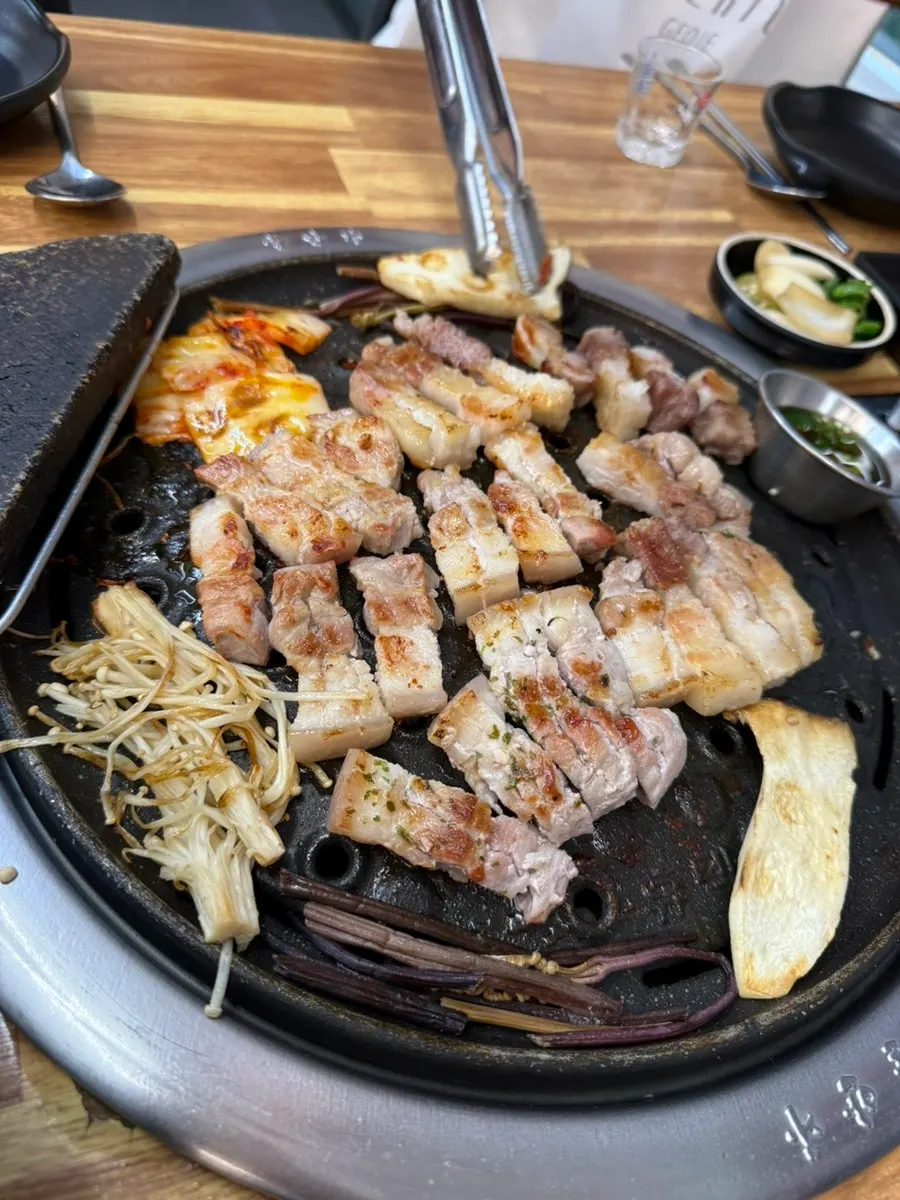 숯불 불판에 구워지는 숙성 삼겹살과 오겹살