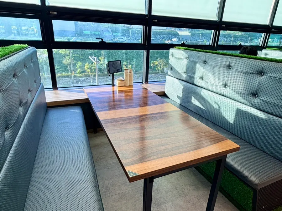 Wide view of the Dongam Tteokgalbi dining hall