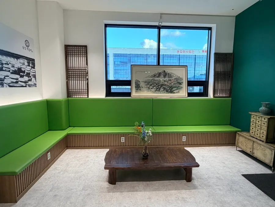 Spacious interior of Dongam Tteokgalbi