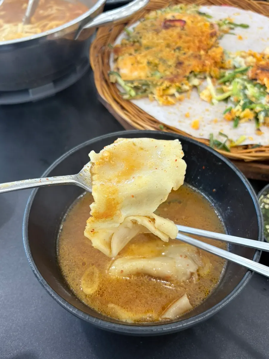 Half flat noodles, half kalguksu noodles combo