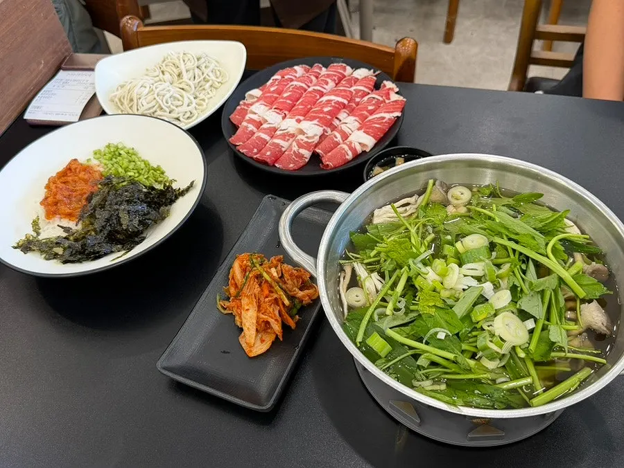 윤우재샤브칼국수 고기동점 주말 점심 상차림