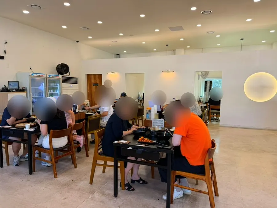 윤우재샤브칼국수 고기동점 실내 대기실