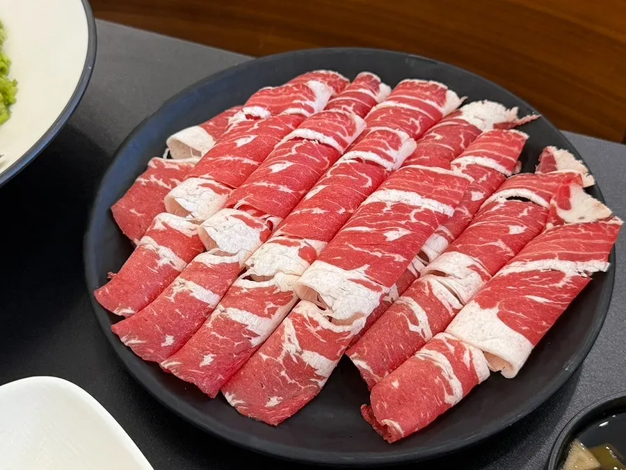 느타리버섯과 미나리가 가득한 샤브칼국수 냄비