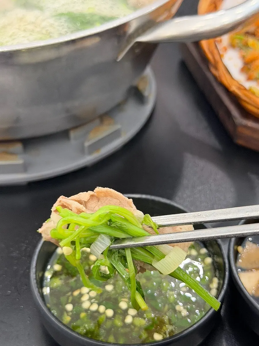 익힌 등심과 야채를 건져 올린 접시