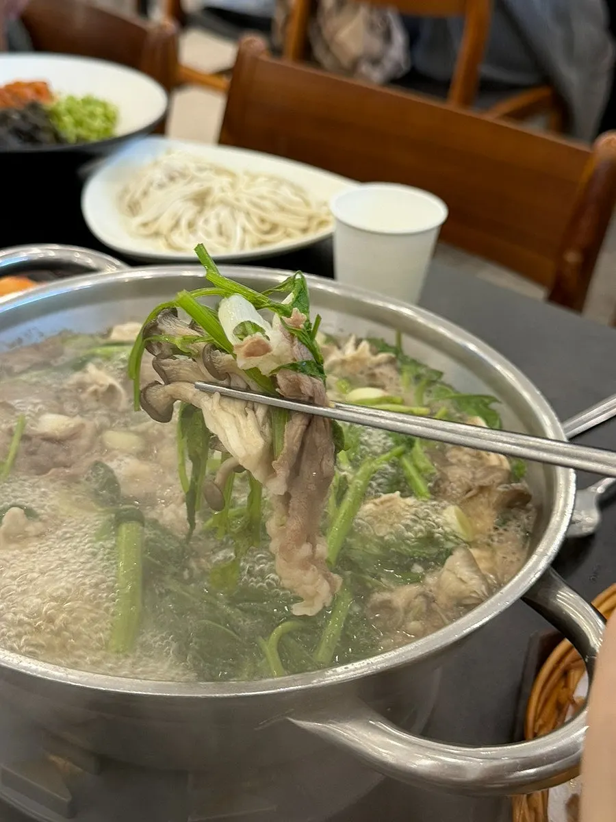 청양고추가 들어간 간장와사비 소스에 찍은 고기