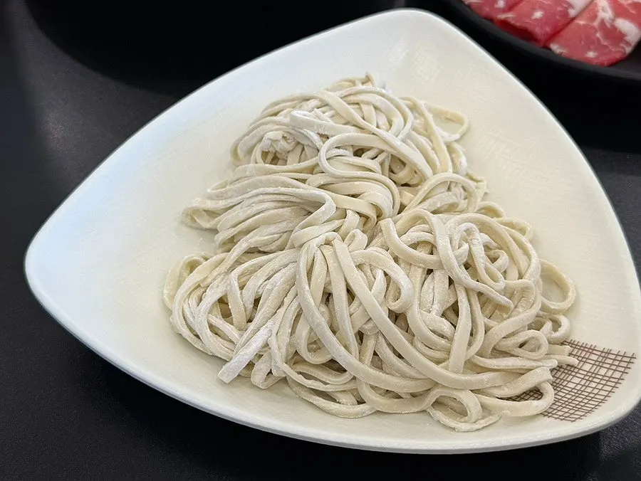 아이 그릇에 덜어준 밥과 버섯, 고기