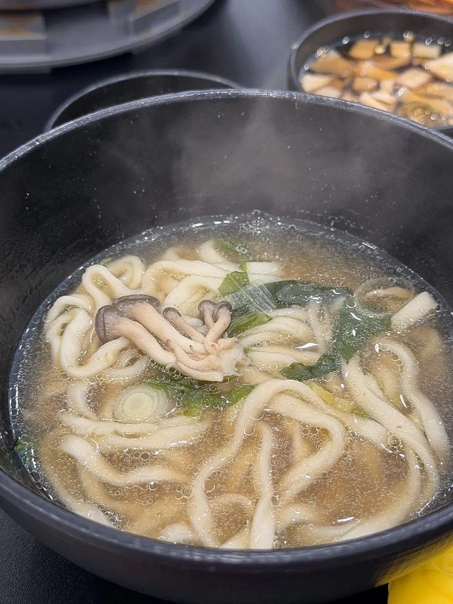 육수에 넣어 끓이는 쫄깃한 칼국수 면발