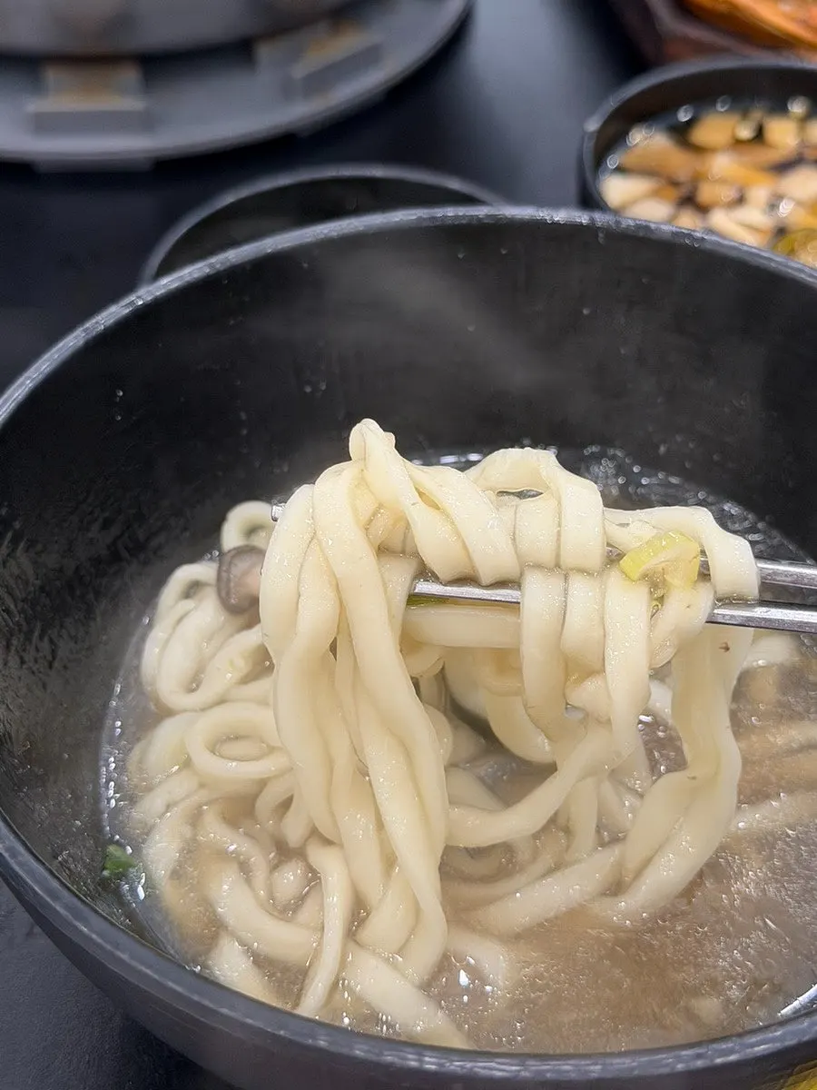 젓가락으로 들어 올린 칼국수 면