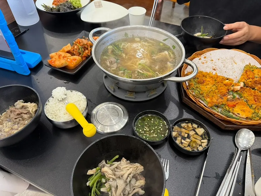식사를 마친 윤우재샤브칼국수 테이블