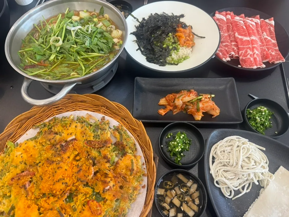 Instructions for eating kalguksu and a timer on the table