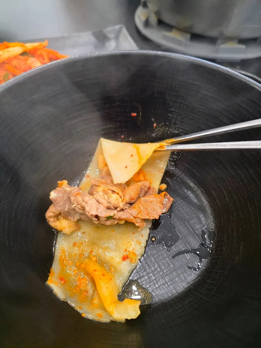 Envoltorio de fideo plano con ternera y setas