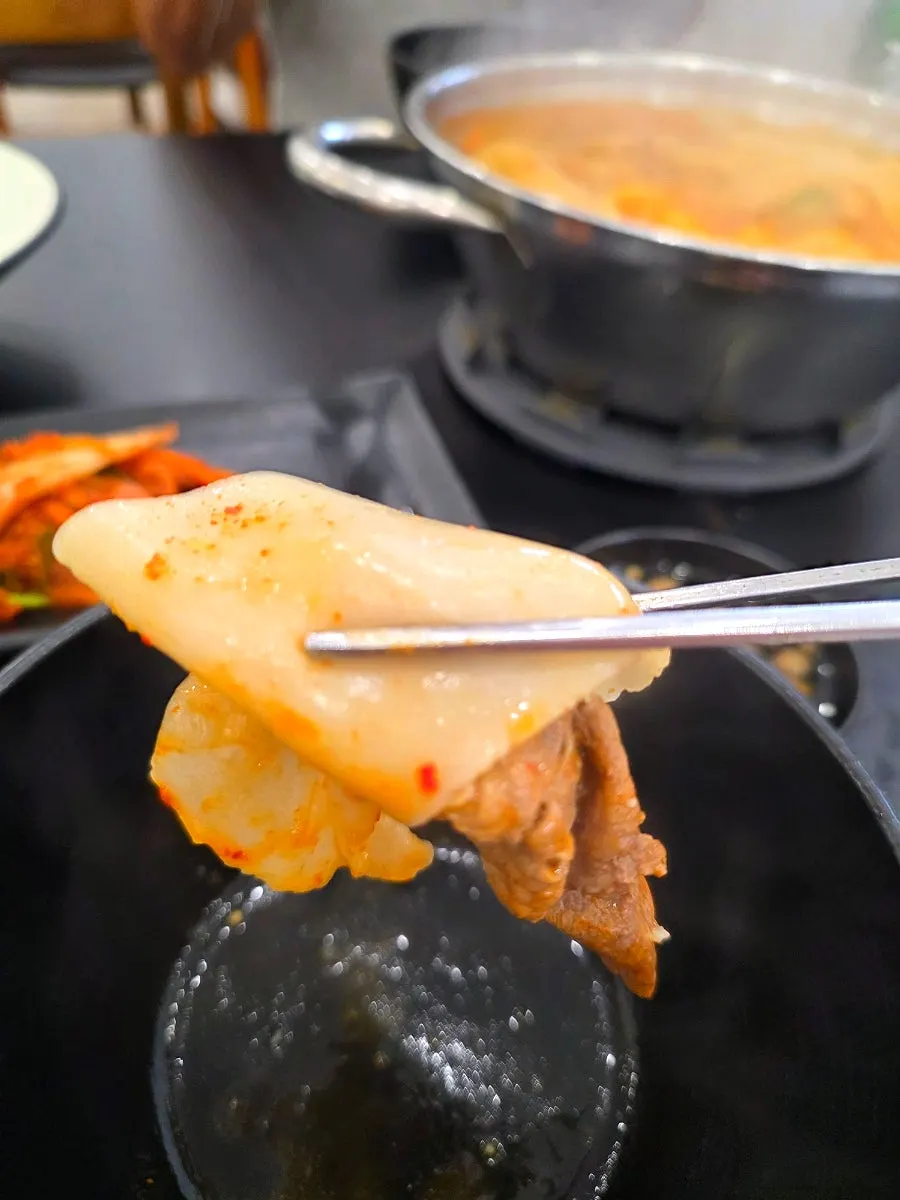 Ternera mojada en la salsa especial con guindilla picante