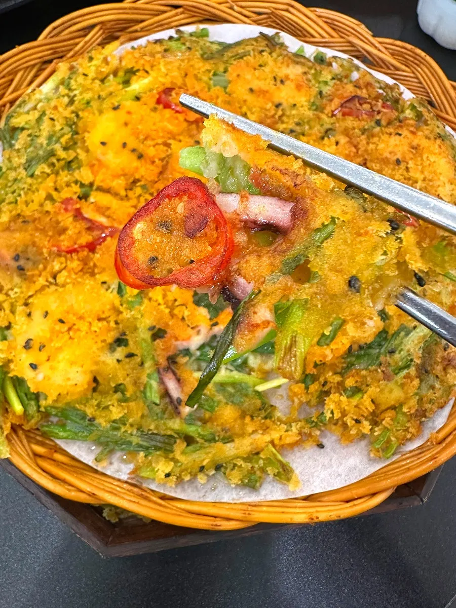 Corte del panqueque de mariscos con gambas y calamar