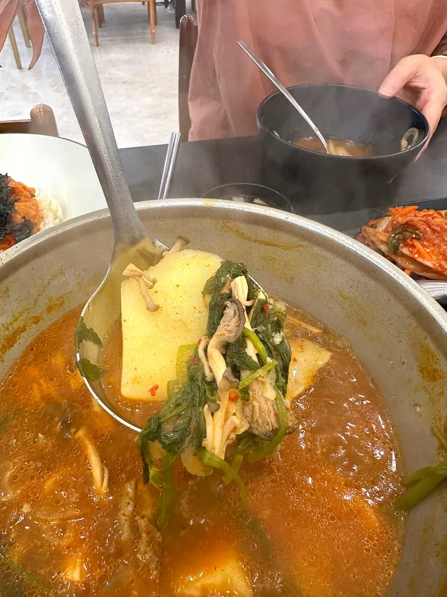 Fideos kalguksu normales cocidos en el caldo picante