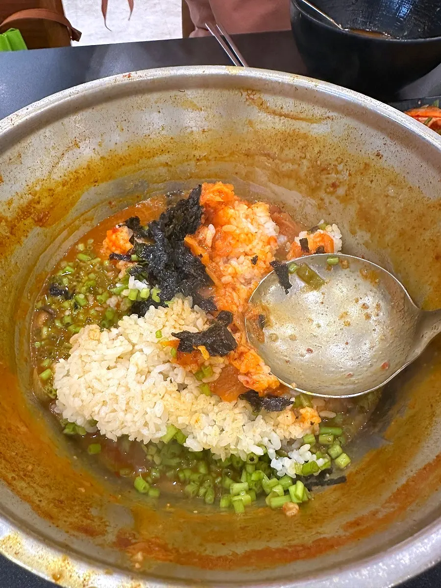 Arroz frito con kimchi, minari y algas en polvo