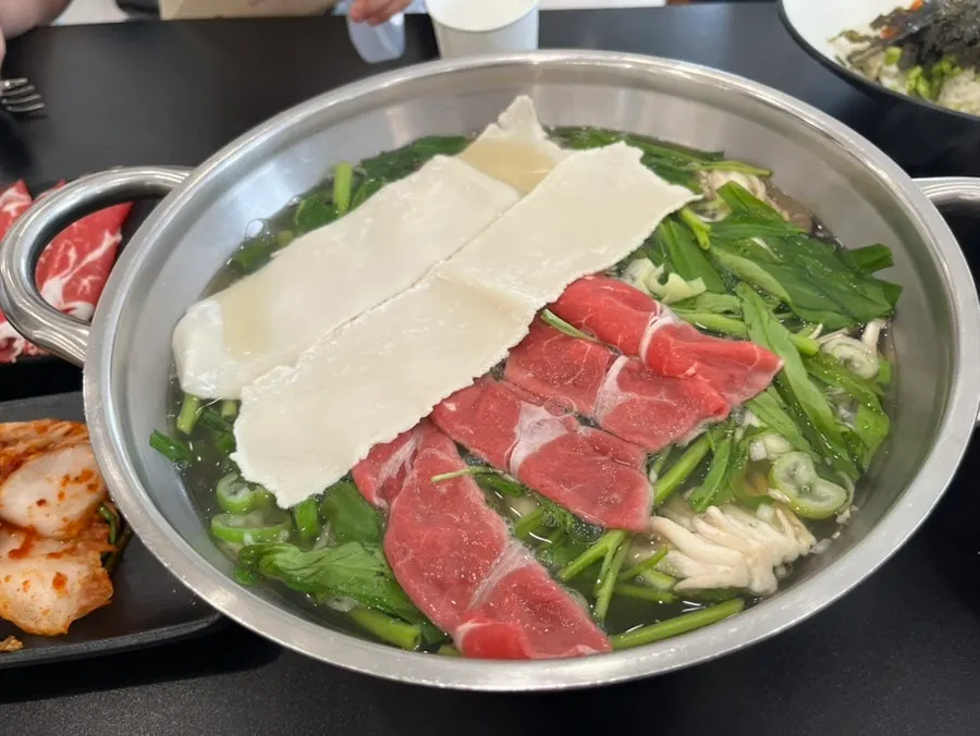 Thinly sliced beef with vegetables and mushrooms