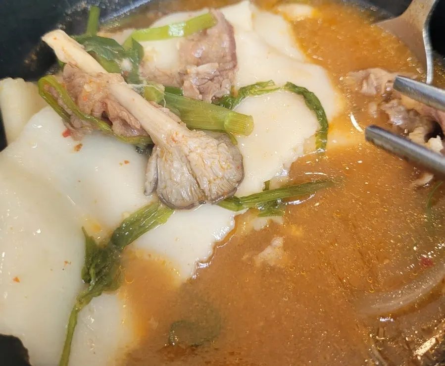 Deepened red broth after simmering