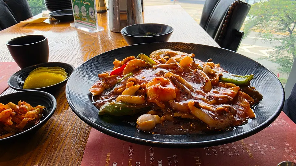 해산물이 푸짐하게 올라간 잡탕밥