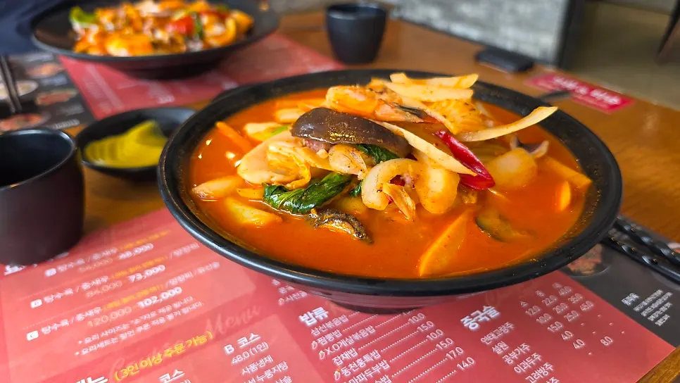 큼직한 해산물이 담긴 삼선짬뽕