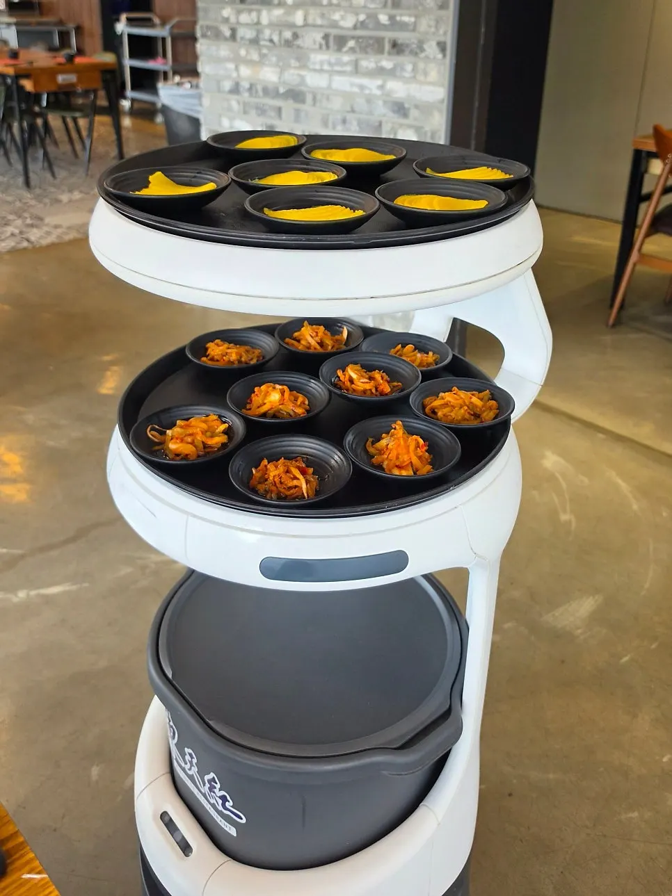 반찬을 나르는 서빙 로봇