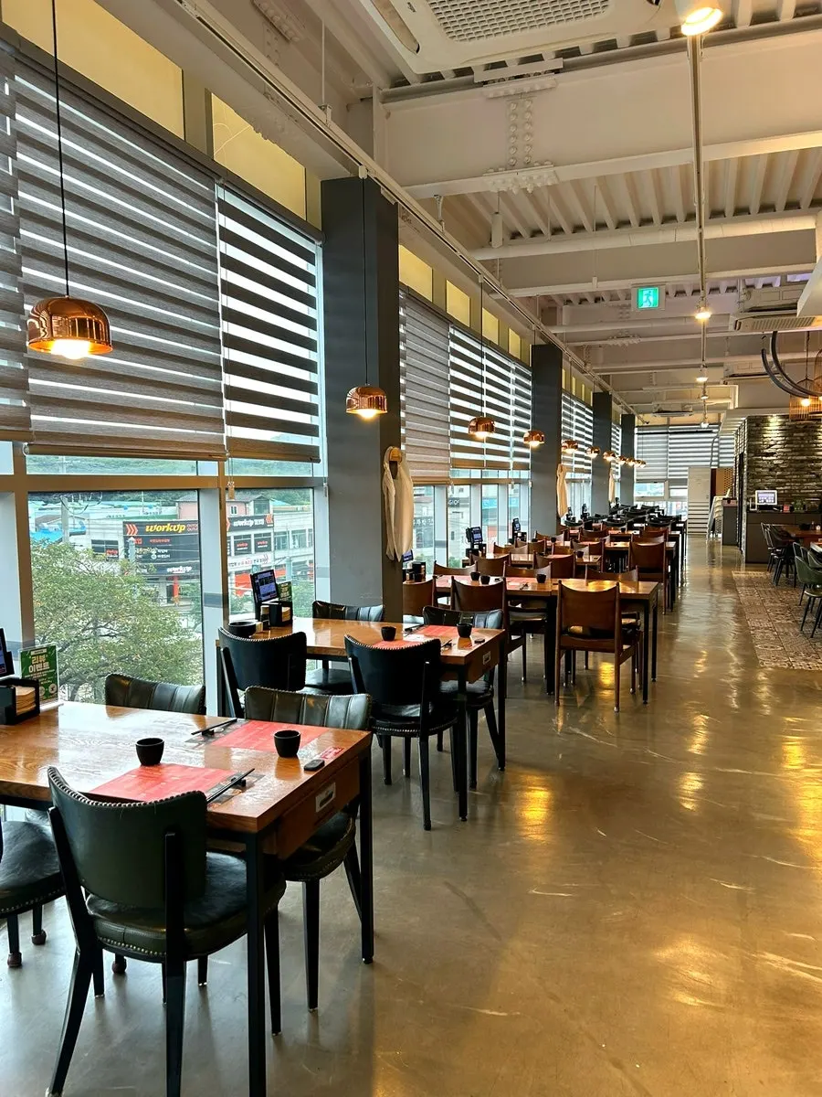 Spacious room seating at Dongcheonhong Bongdam Branch