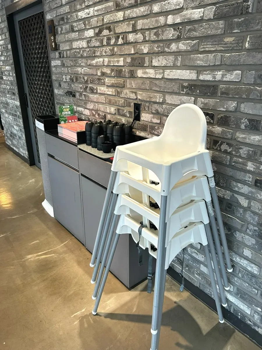 Baby chair provided at Dongcheonhong Bongdam Branch