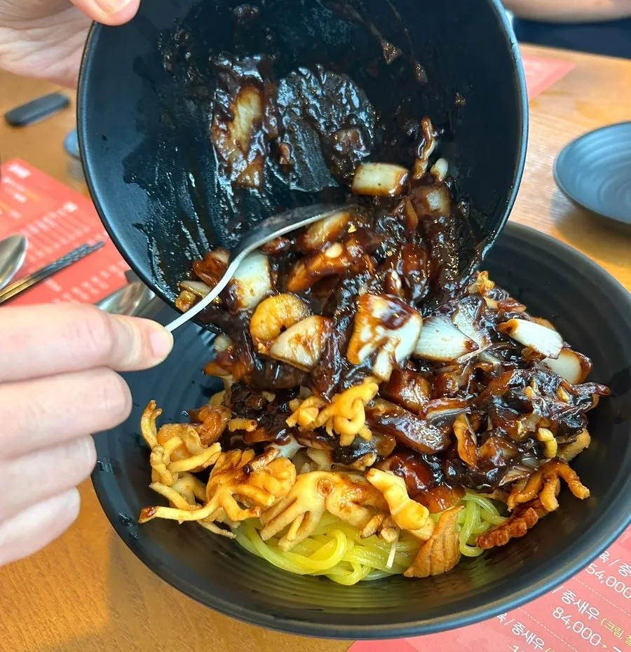 A bowl of spicy jjamppong-bap