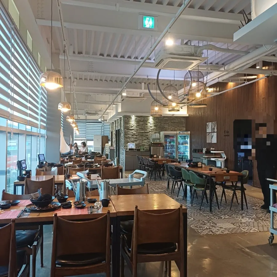 동천홍 봉담점 2층 매장 입구