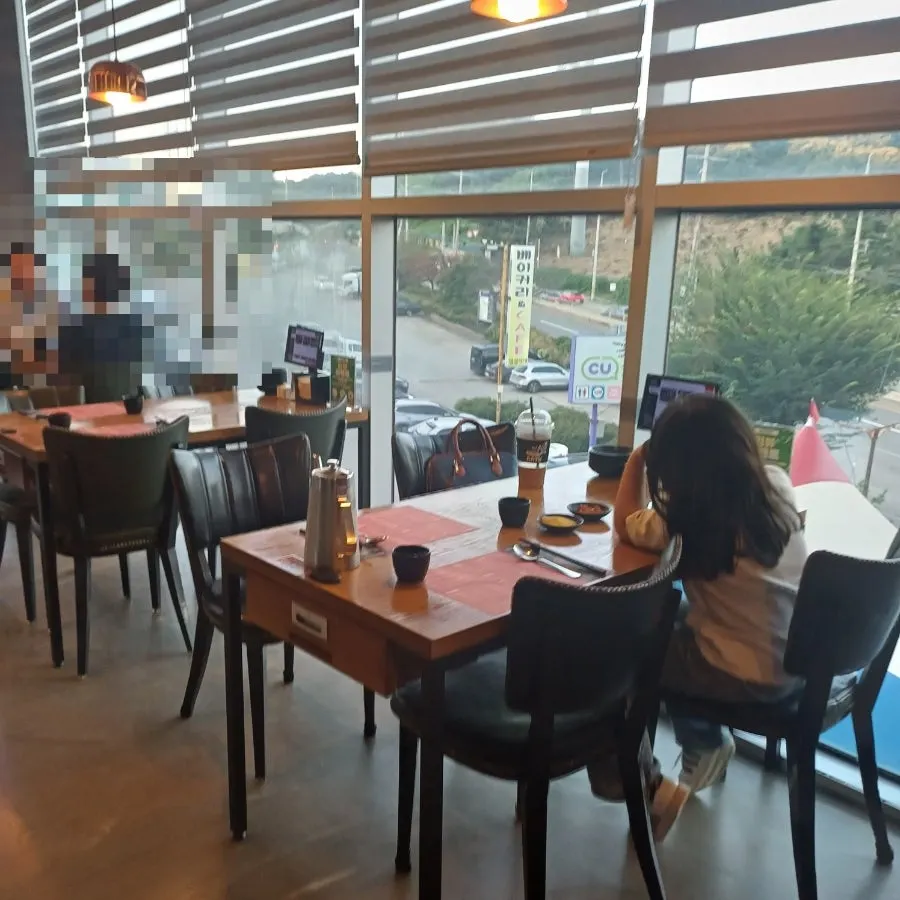 새장 모양 조명이 달린 동천홍 봉담점 인테리어