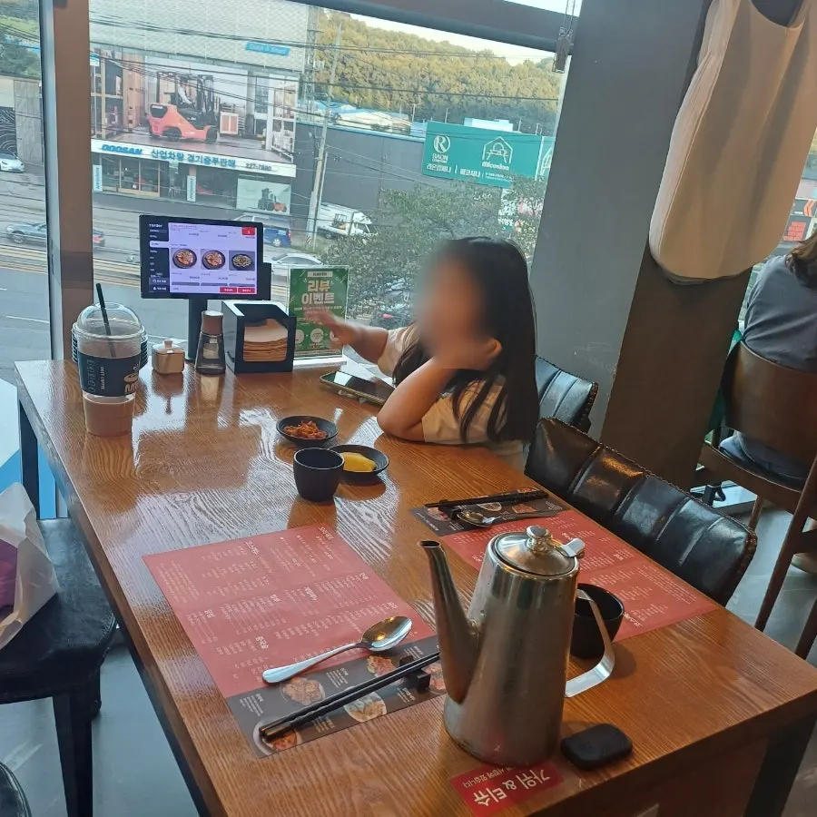회색 벽돌 느낌의 동천홍 봉담점 홀