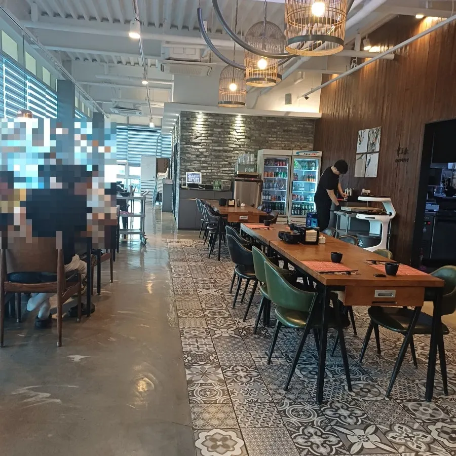동천홍 봉담점 창가 통유리창 자리