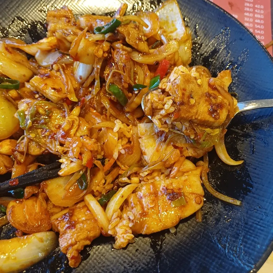 태블릿 화면 속 동천홍 메뉴