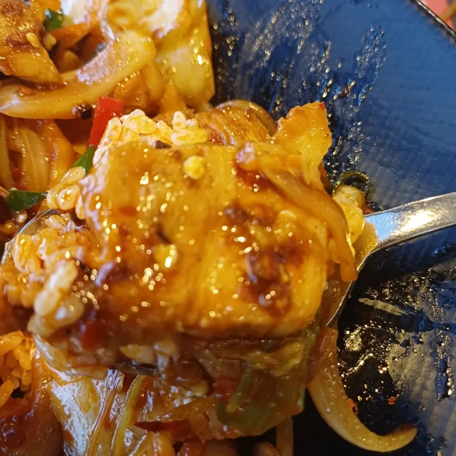 삼겹살과 청양고추가 올라간 우화로우 덮밥