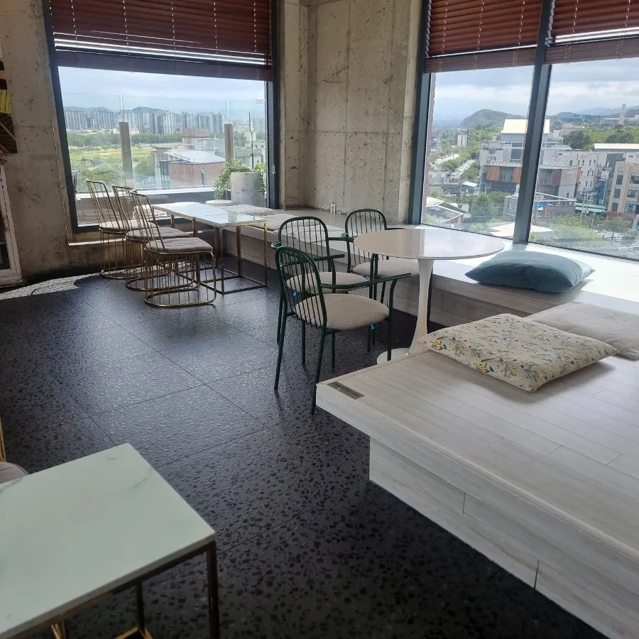 Third floor with a floor-seating area