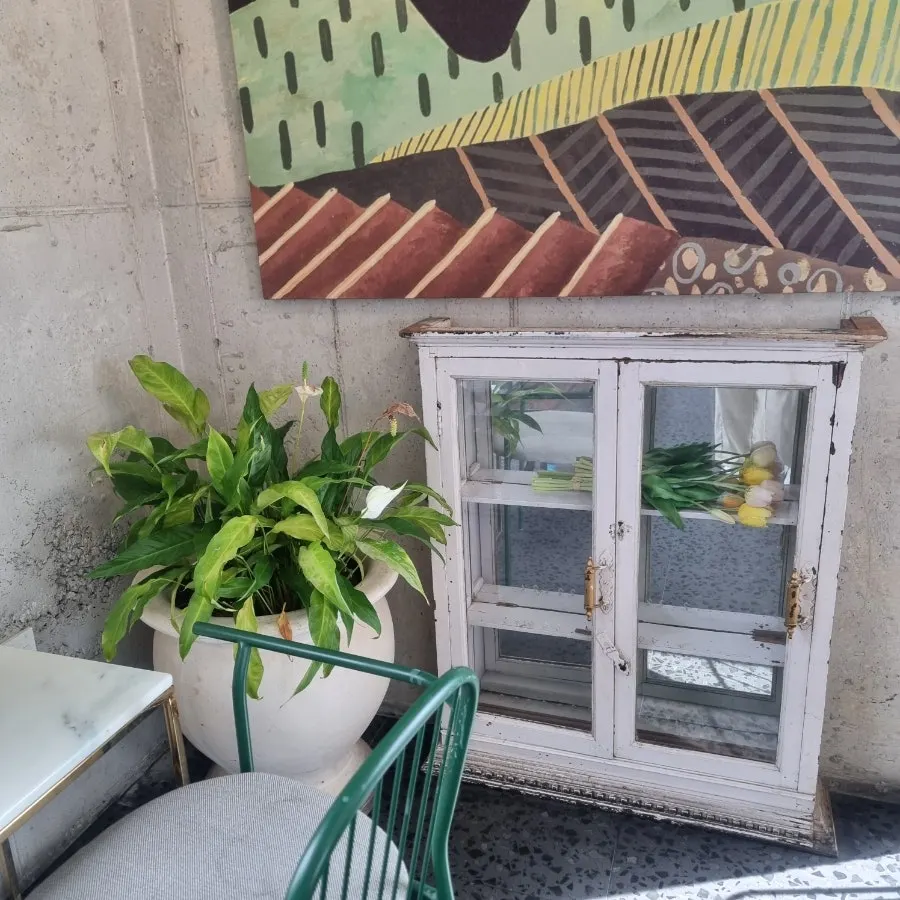 View-side seat set with coffee and brunch