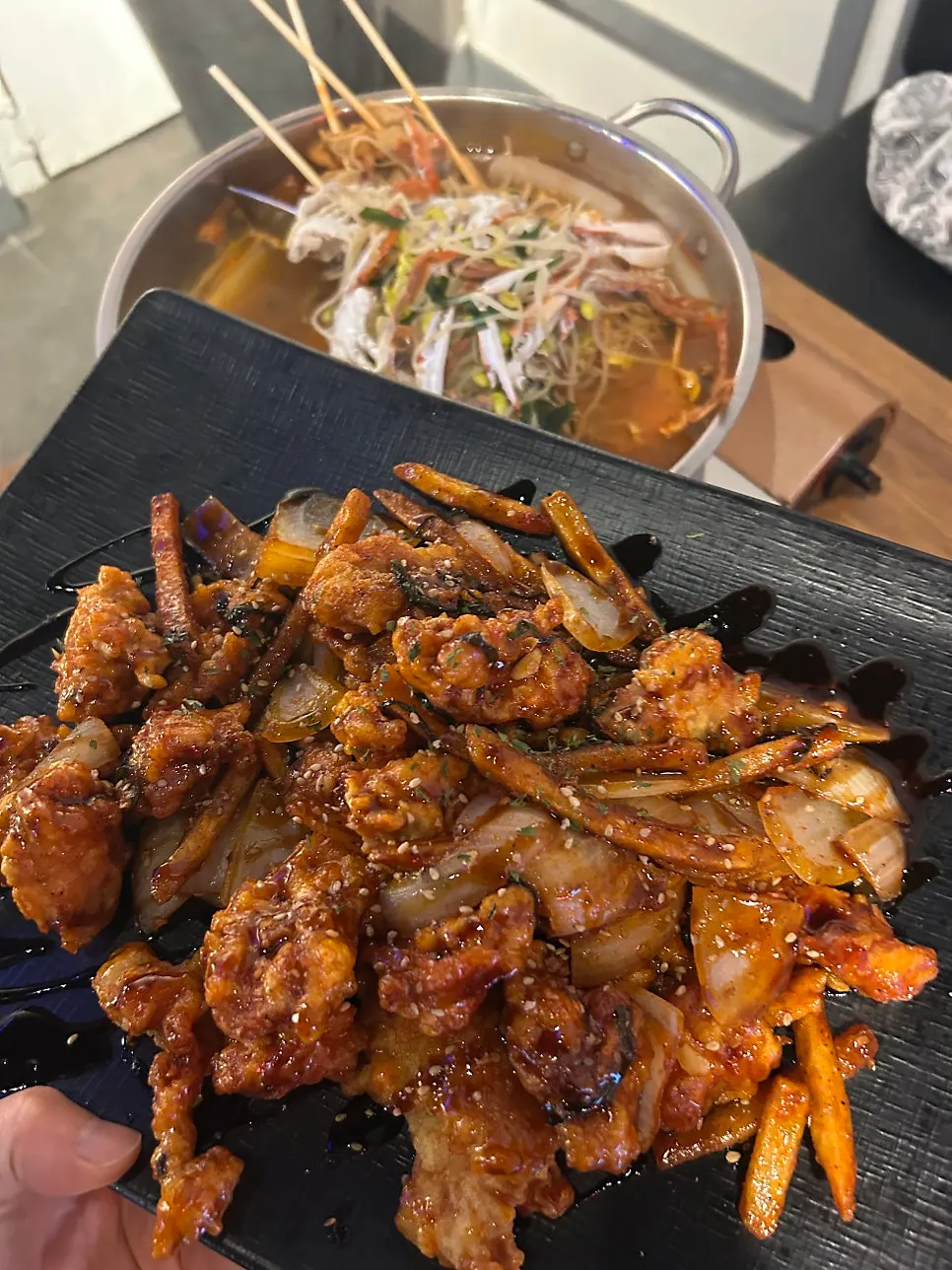 양념이 윤기 나는 깐풍순살치킨 한 접시
