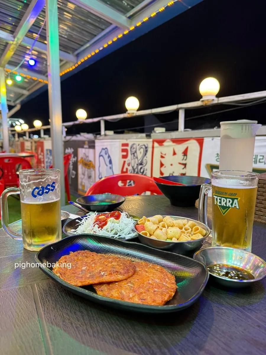 Outdoor yajang seating at Eomuk Pocha Tong