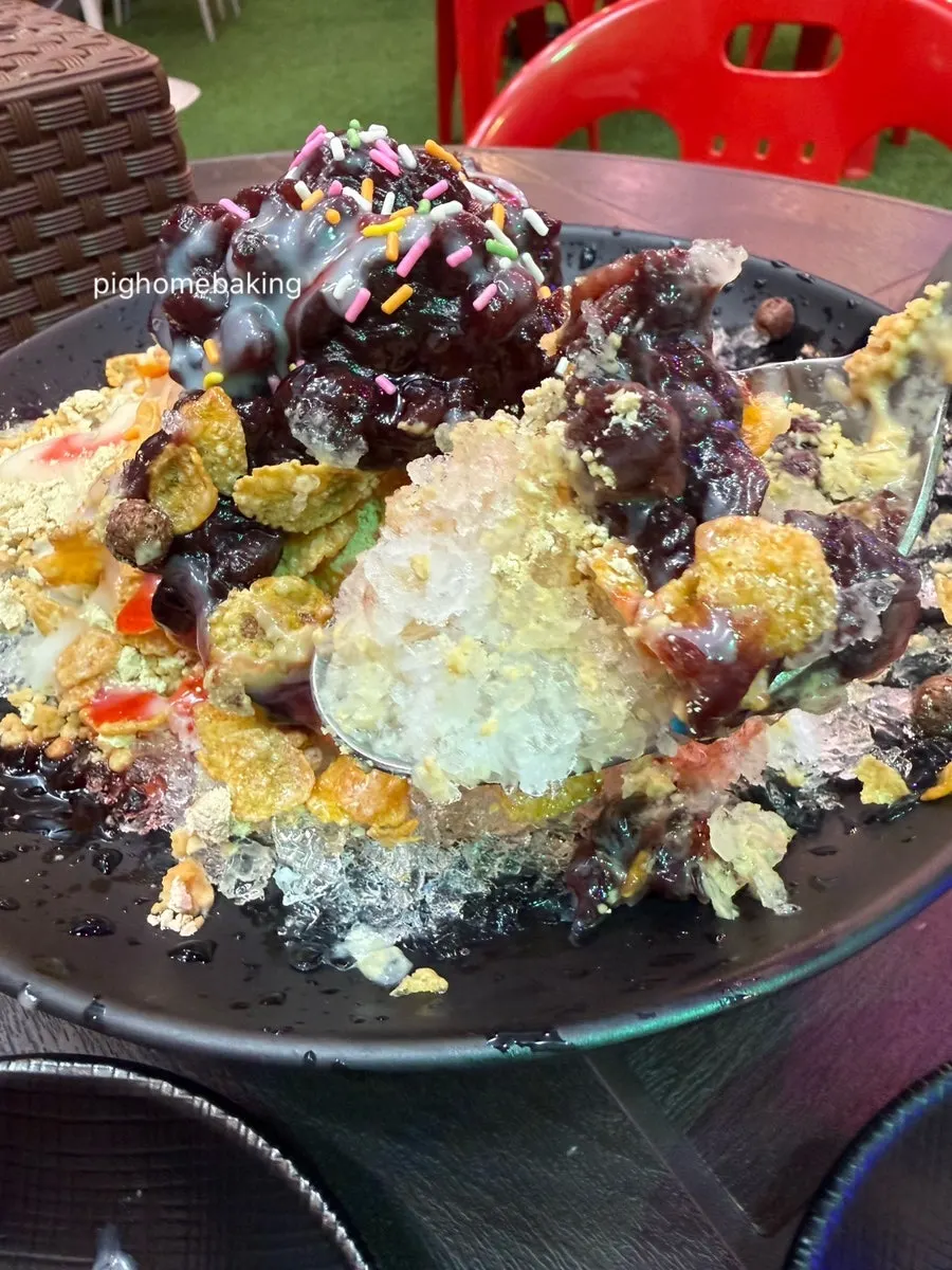 Old-style patbingsu topped with condensed milk